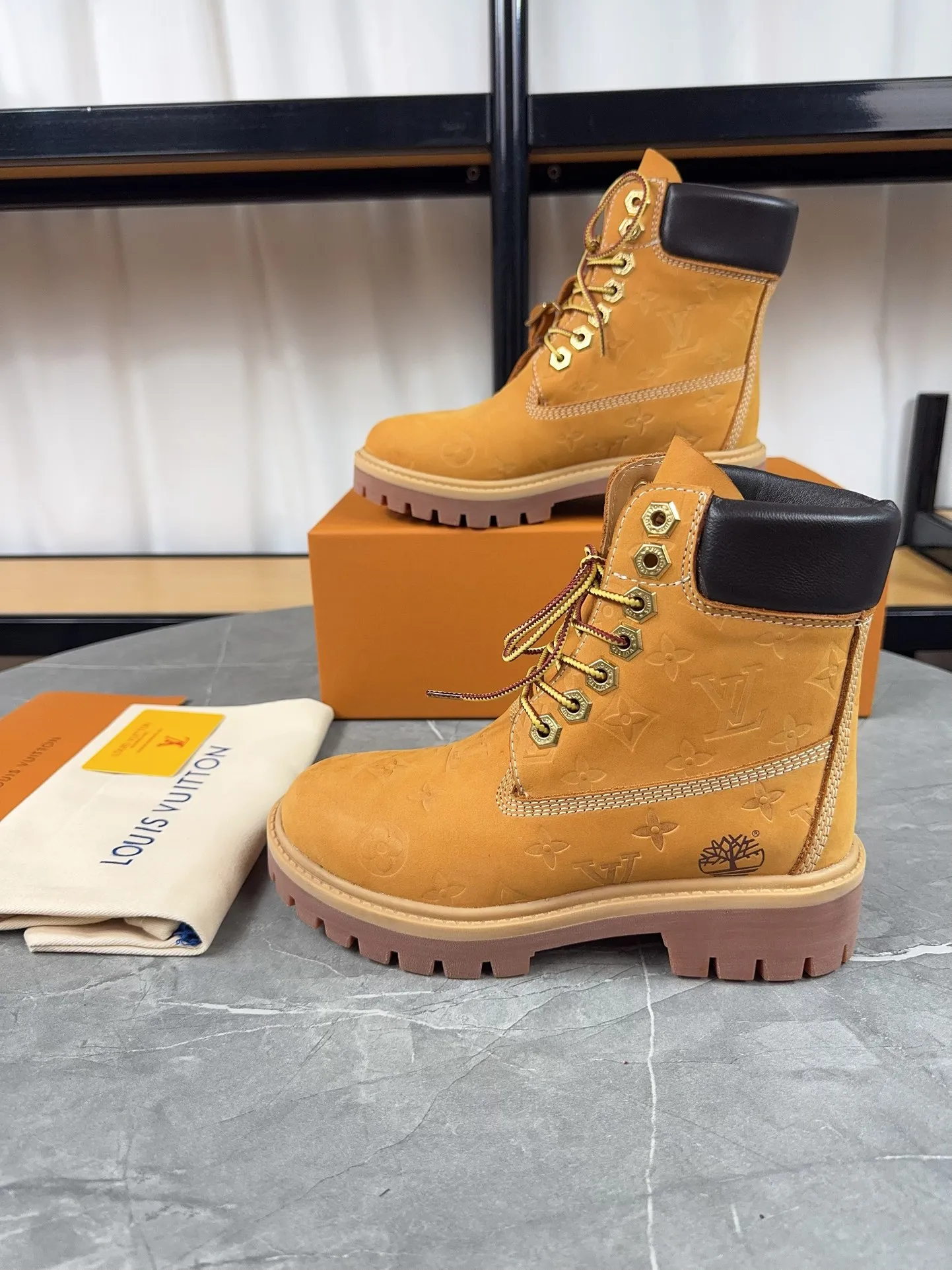 Couple model 💰700 ❤️Top version: Couple model LV x Timberland Timberland joint model Presbyopia Embossed Rhubarb boots Ankle boots Short boots LV x Timberland ankle boots are made of Monogram embossed waterproof nubuck cow leather, relying on the brand's exquisite craftsmanship to carefully reshape the classic Timberland 6-inch boot shape in Italy, and make an eye-catching appearance in 2024 created by Pharrell Williams with American workwear style Autumn and winter menswear show. Monogram embossed tongue, original Timberland laces and outsole are exquisite details, and the leather label expresses the cooperation logo. Exquisite packaging at the delivery counter🛍📦 ▪️Material: Original customized imported first-layer cowhide ▪️Inner lining: Original customized leather lining/mesh lining ▪️Outsole: Original molded anti-slip rubber material ▪️Sole thickness: 3.5CM ▪️Size: Women's 35-40 Men's 39-46